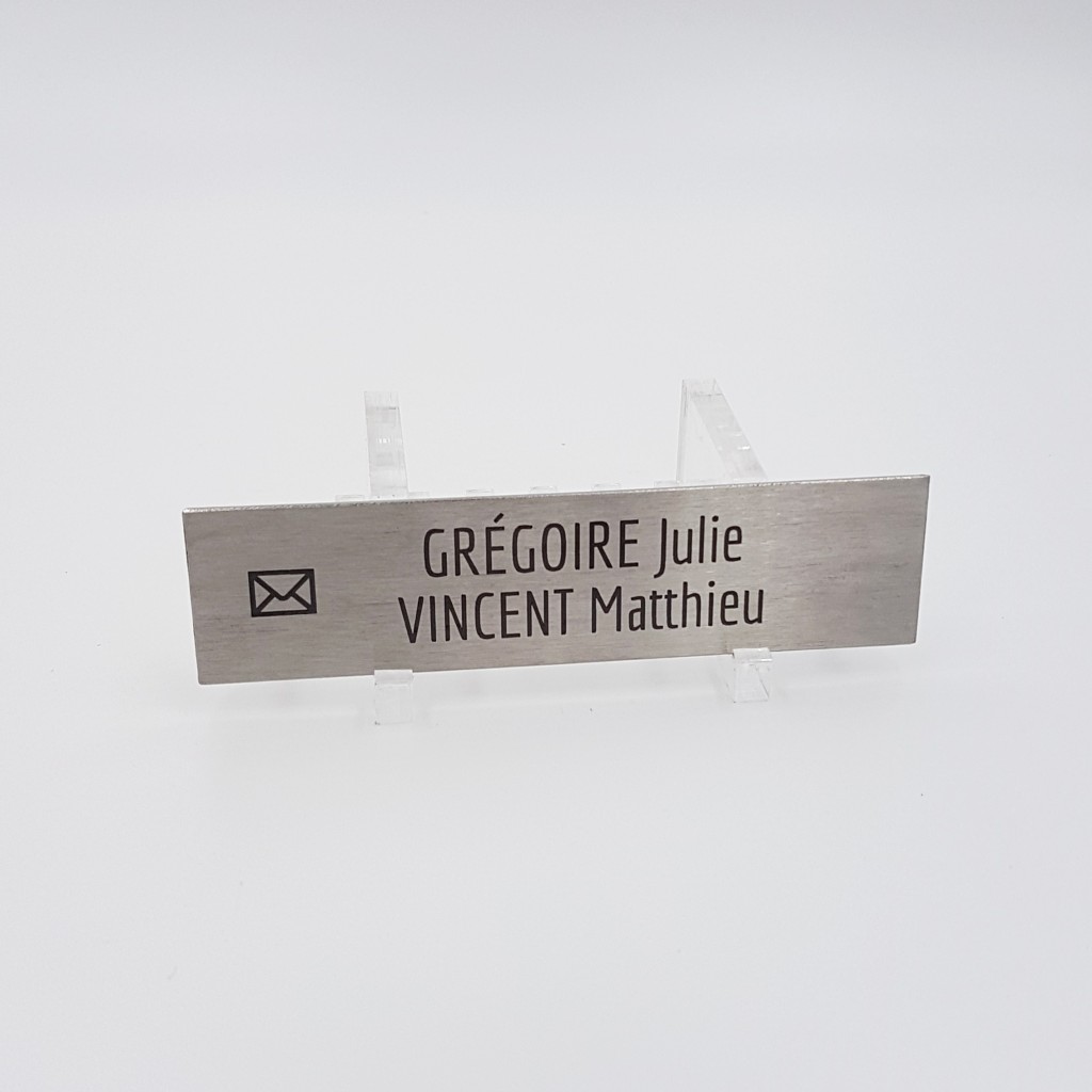 Plaque boite aux lettres personnalisable format FAMILIAL aspect ACIER  BROSSÉ dimension 80 x 35 mm différents coloris - Plastique PVC Acrylique -  résistant aux intempéries et aux UV - autocollante adh : :  Bricolage