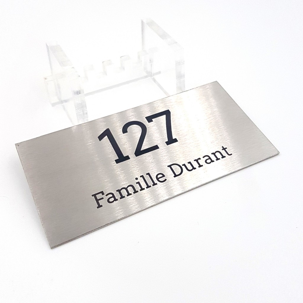 Plaques en inox personnalisées – Usages et règles pour les