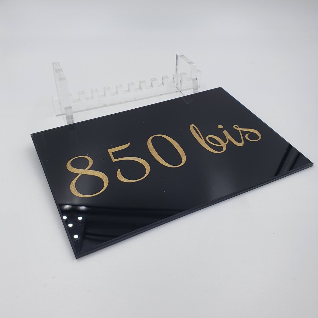 Numéro d'habitation en plexiglas finition professionnelle par gravure en creux et mise en teinte or