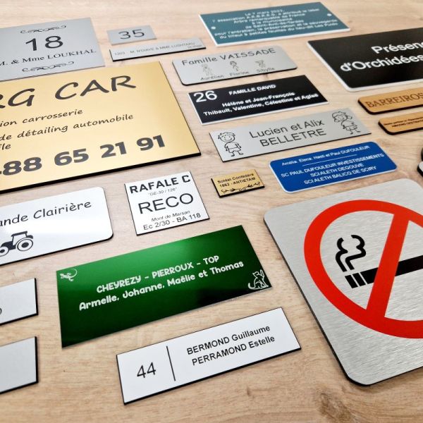 Plaques et étiquettes de différents styles